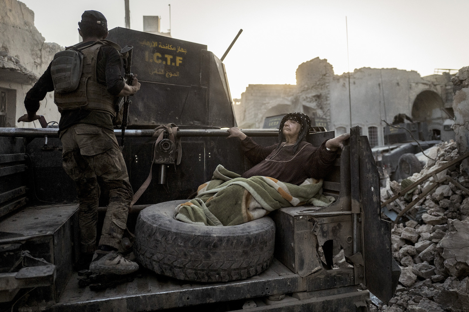 An elderly woman is driven through the city on the back of one of Golden Division’s Humvees. The temperature is nearly 50 degrees celcius, and she’s too weak to get away from the frontline on her own. 11 days later - 10. July 2017 - the Iraqi prime minister, Haider al-Abadi, declares Mosul liberated, although fighting continues in the city for a couple of weeks.